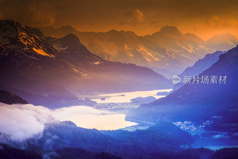 日落时分，西尔瓦普拉纳和马洛加上方的高山景观- Muottas Muragl -瑞士
